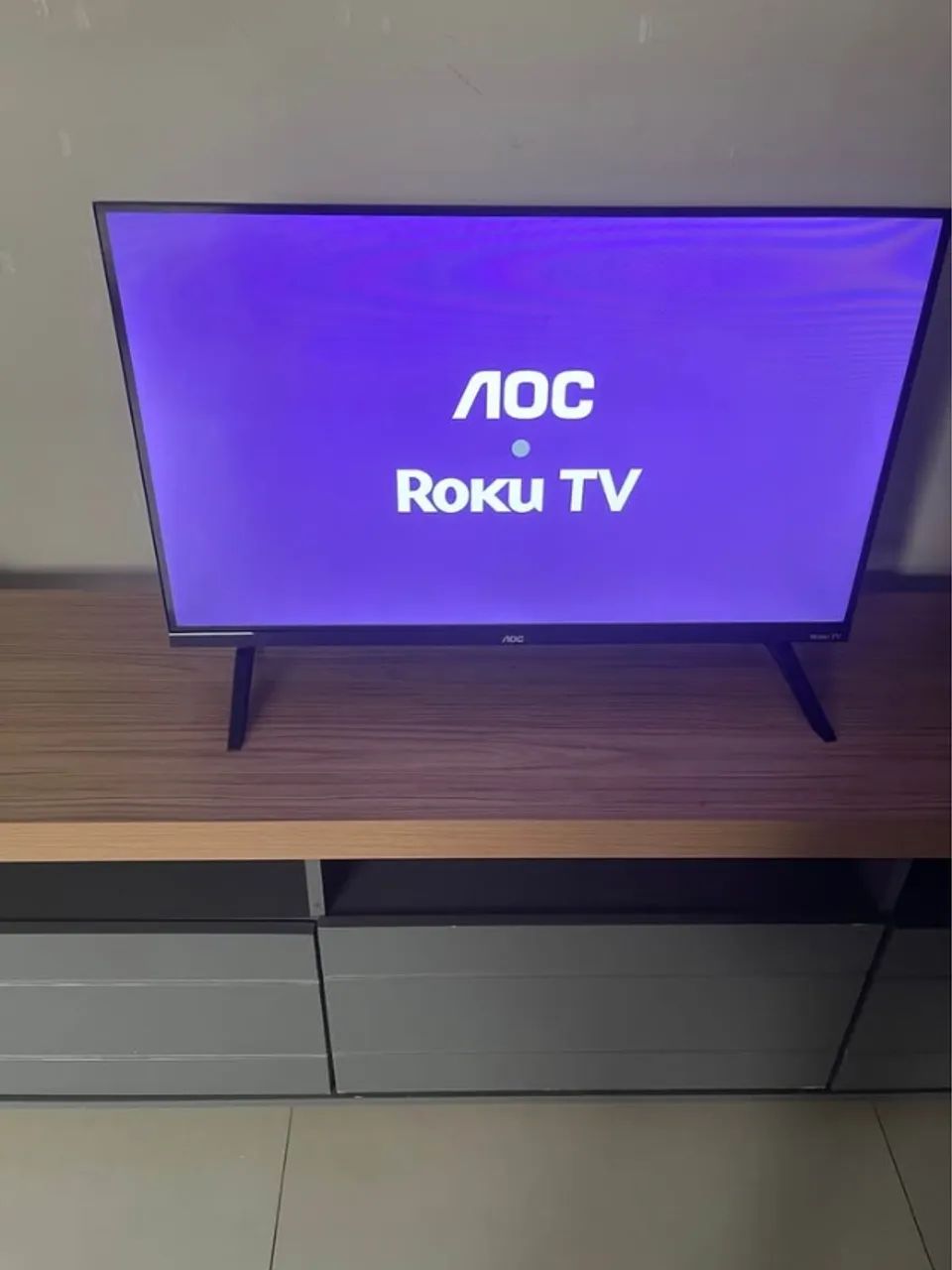 Smart TV 32" HD AOC 32S5045/78G com Roku TV, Comando de Voz, HDMI, USB Wi-Fi e Conversor D - Foto 2