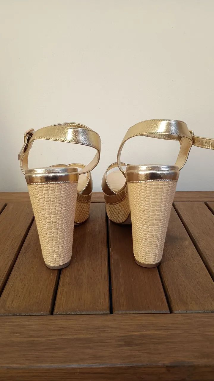 Sandália Arezzo dourada  - Foto 3