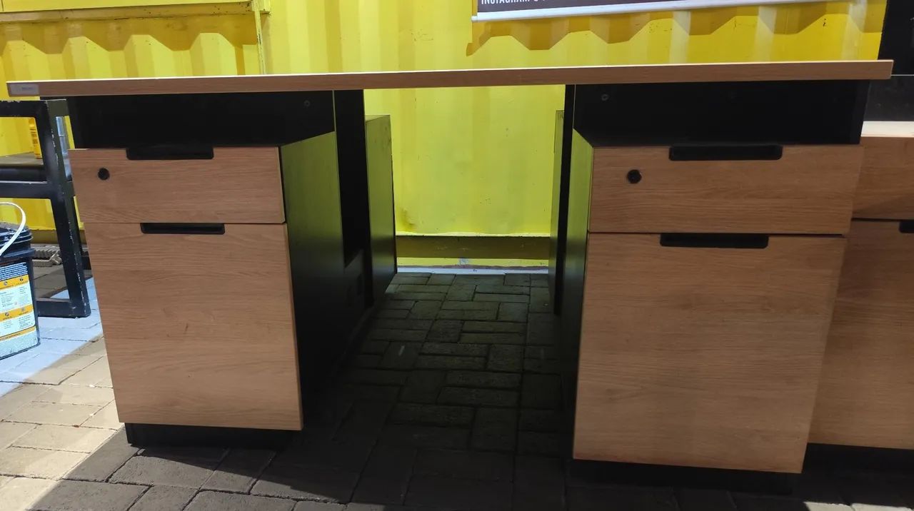 Mesa de trabalho, tipo ilha, com armário e gaveta com chave 