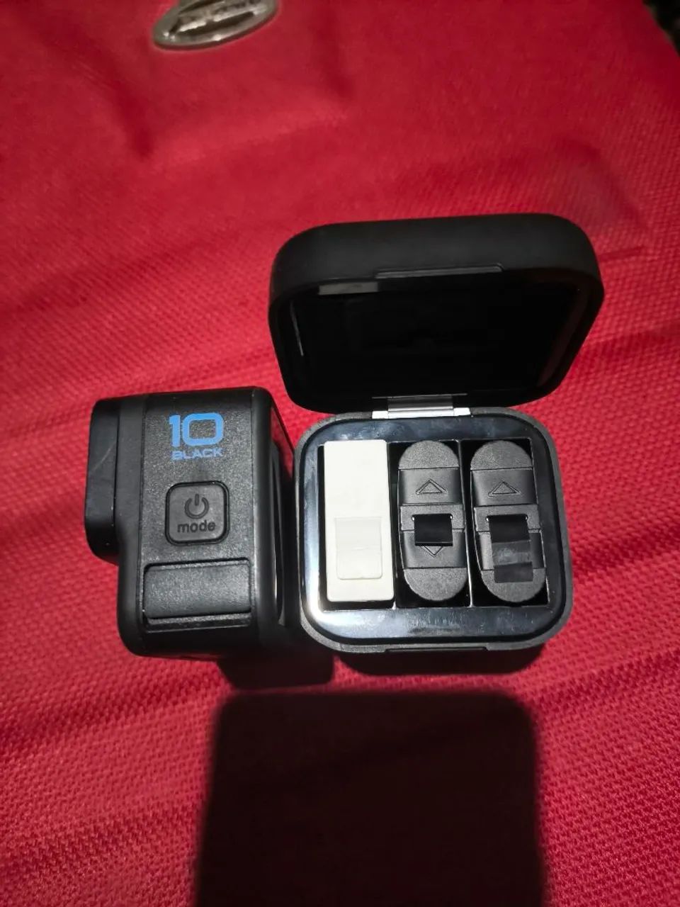 Go pro hero 10 com três baterias e cartão de memória 128 GB e carregador usado apenas 4 vz - Foto 2