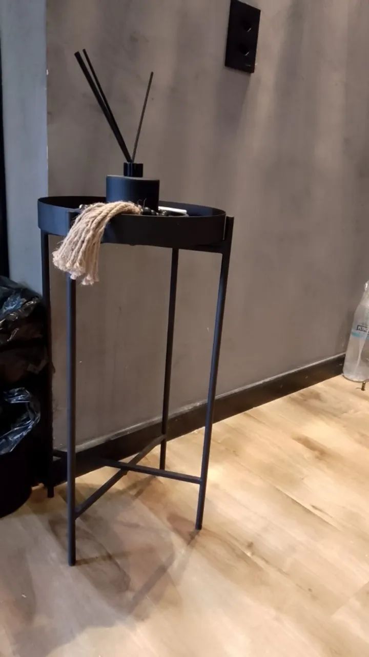 Mesa lateral preta com apoio removível - Foto 3