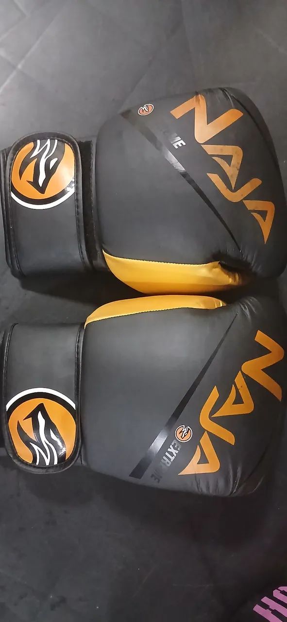Par de luvas da naja