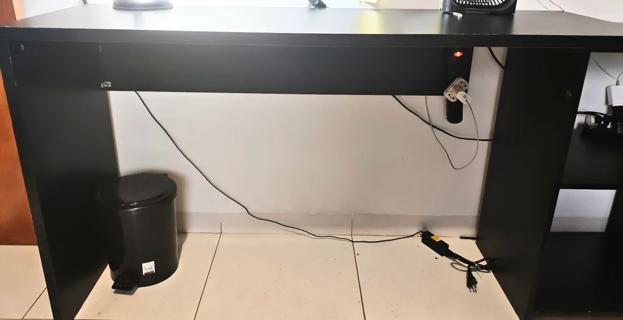 Escrivaninha com 3 nichos e 2 gavetas - Foto 2