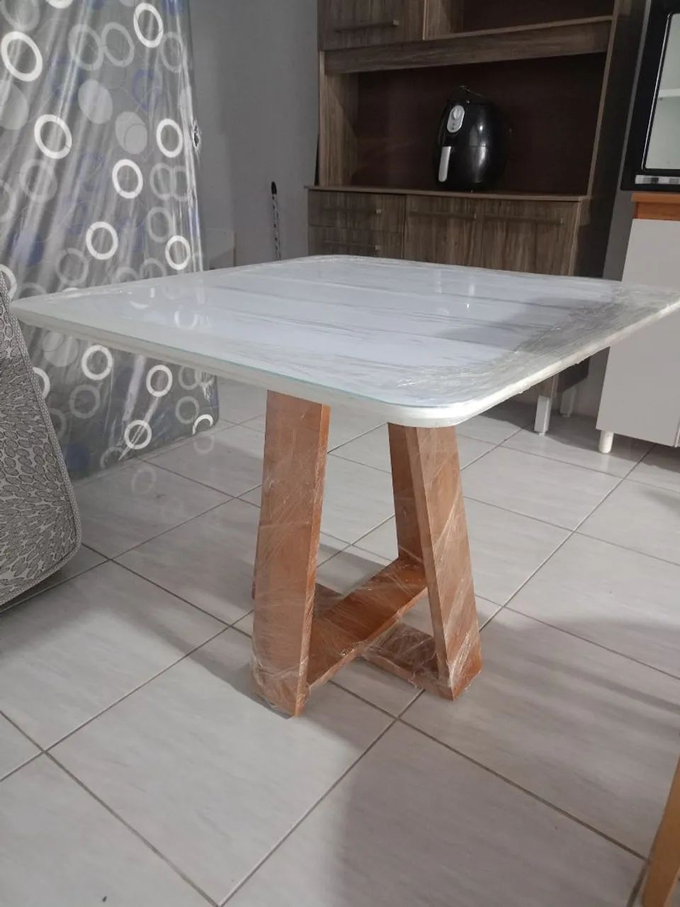 Mesa e cadeiras de madeira  - Foto 4