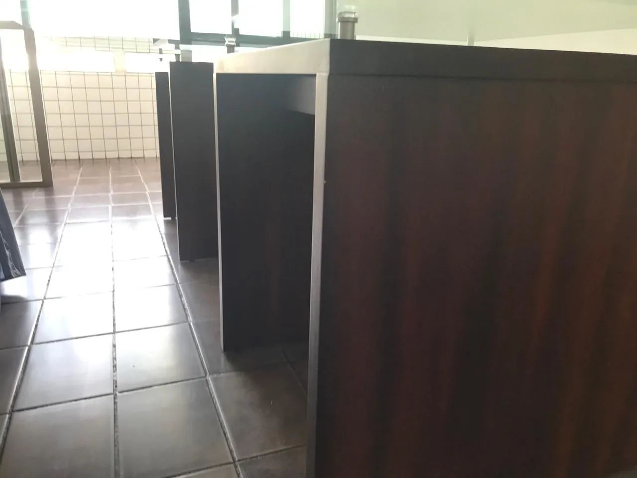 Vende-se duas mesas com tampo de vidro e base de madeira - Foto 4