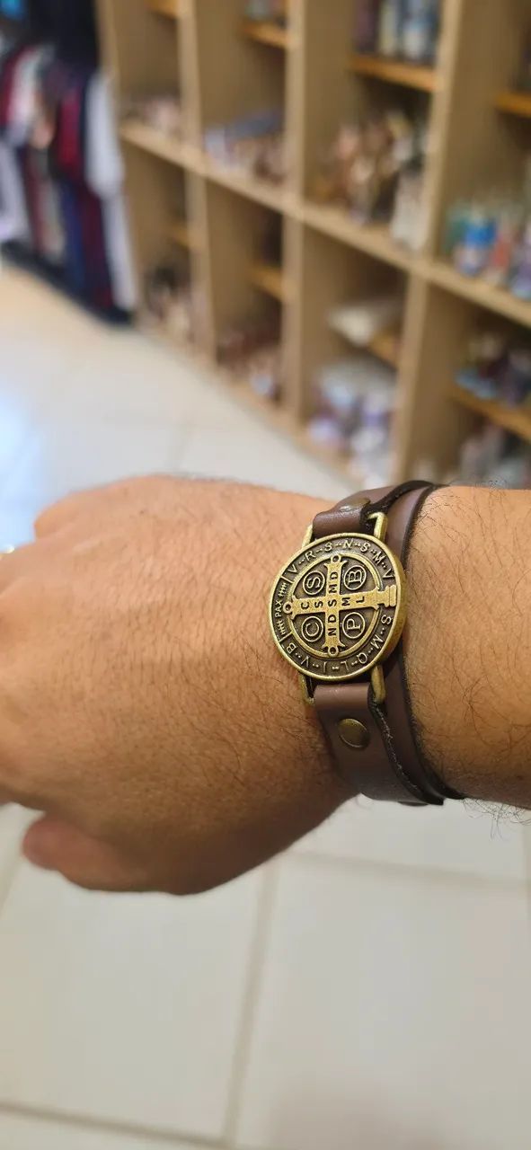 Pulseira de Couro com Medalha de São Bento Unissex e Regulável - Nova - Foto 3