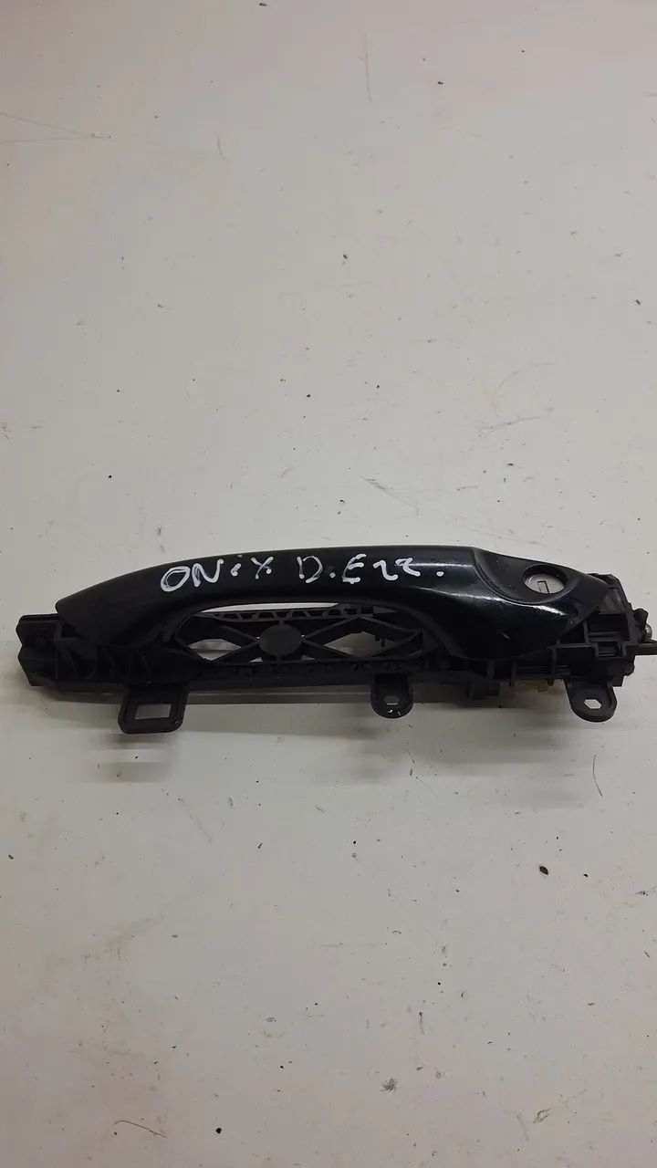 Maçaneta Externa Dianteira Esquerda Chevrolet Onix Lt 2022  Dianteira