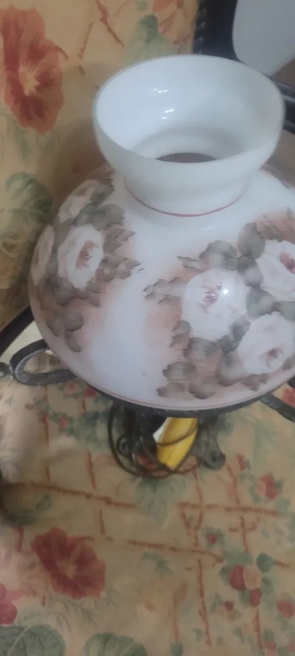 LINDO ABAJURE COLONIAL BRONZE CUPULA LOUÇA OPALINA - Foto 2