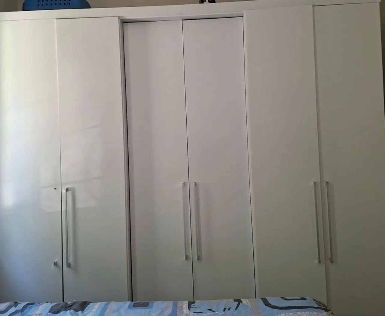  guarda roupa em otimo estado com marca de uso
