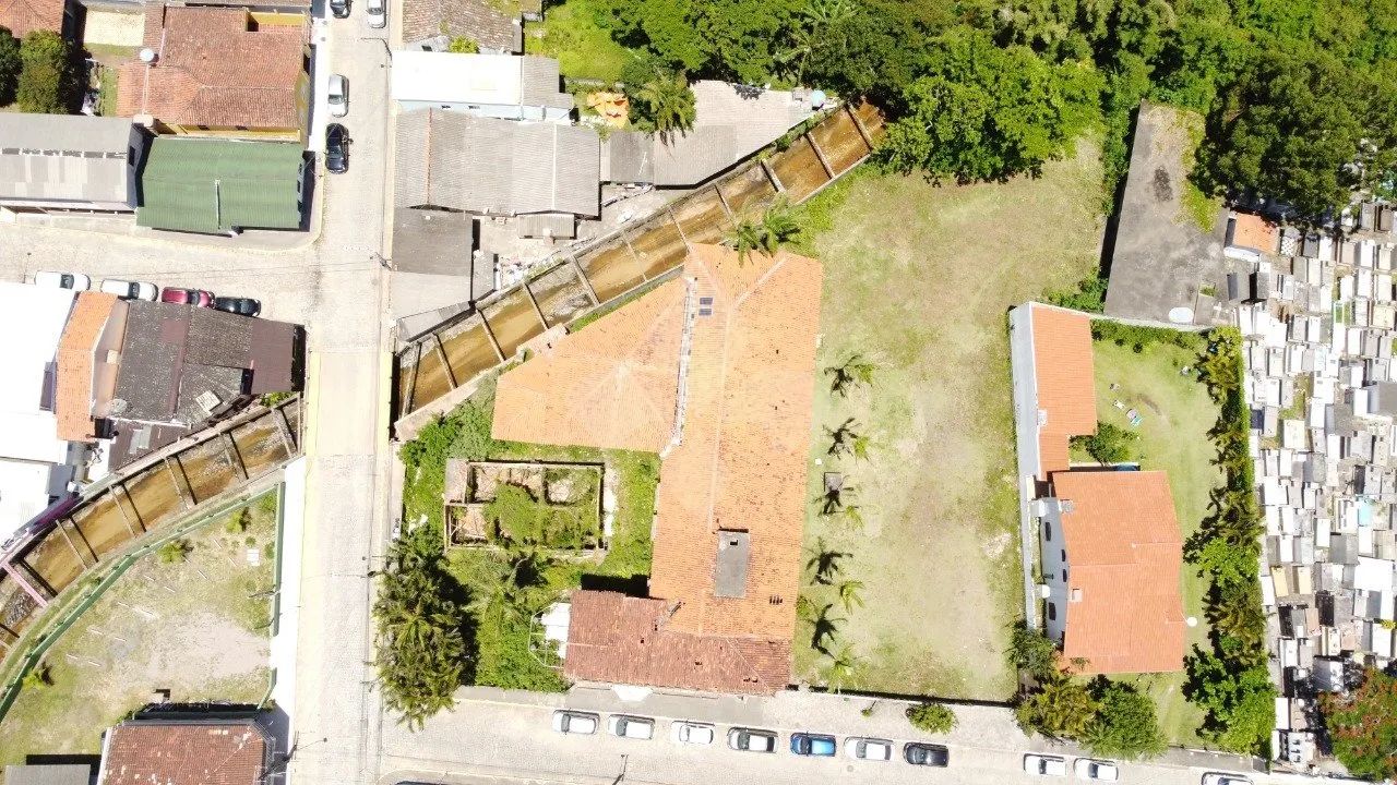 Hotel em área central de Garopaba com ampla área externa oferece oportunidade sem igual, p - Foto 2