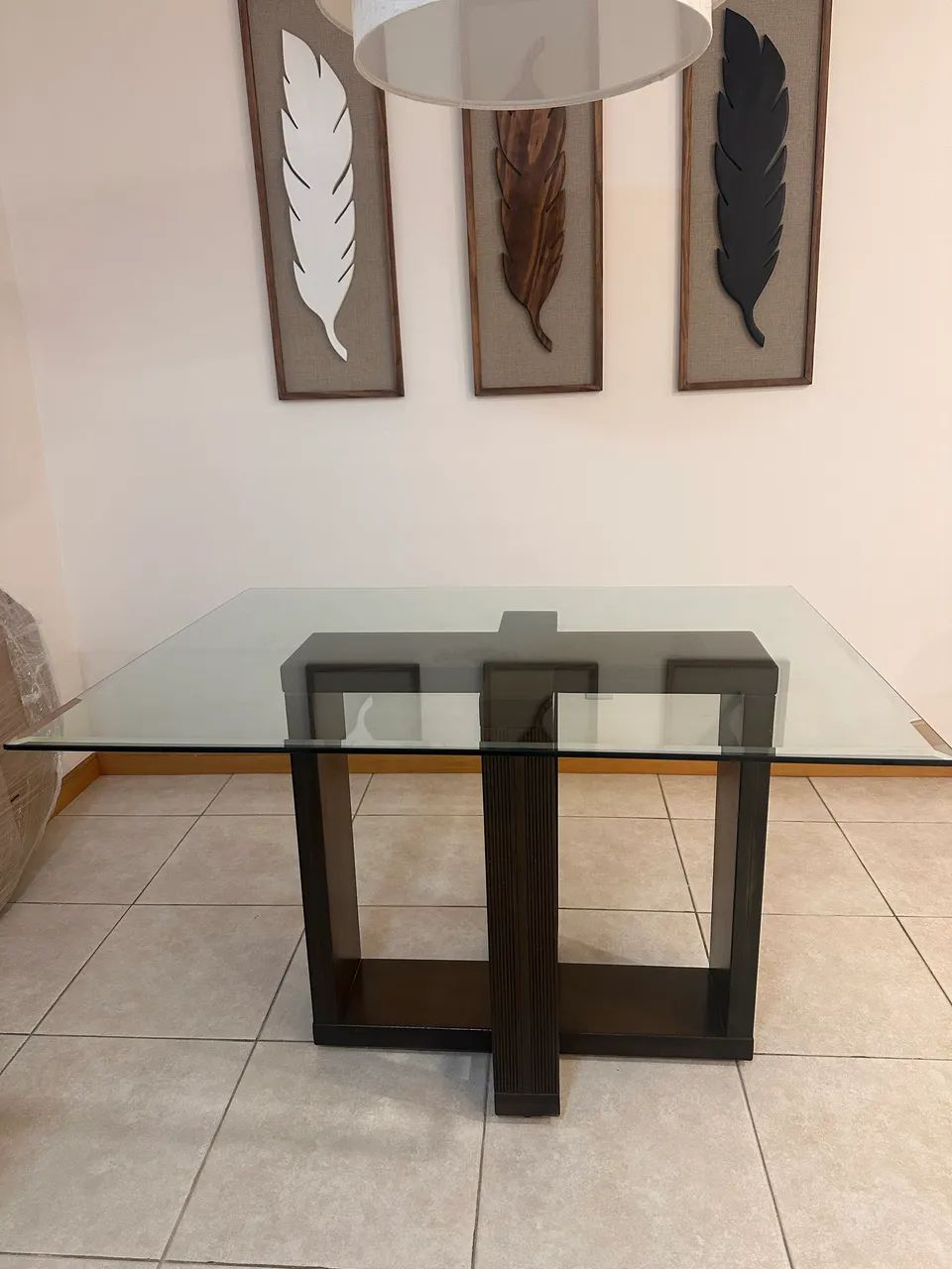 Mesa de jantar de madeira com tampo de vidro 