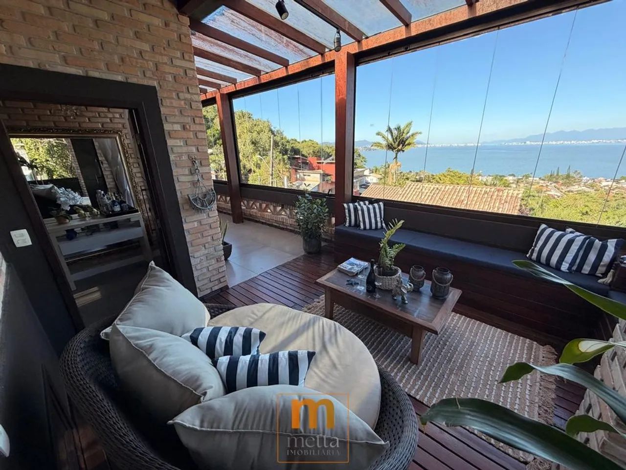 Casa com 4 dormitórios sendo 1 suíte com vista 180º para mar no Sambaqui