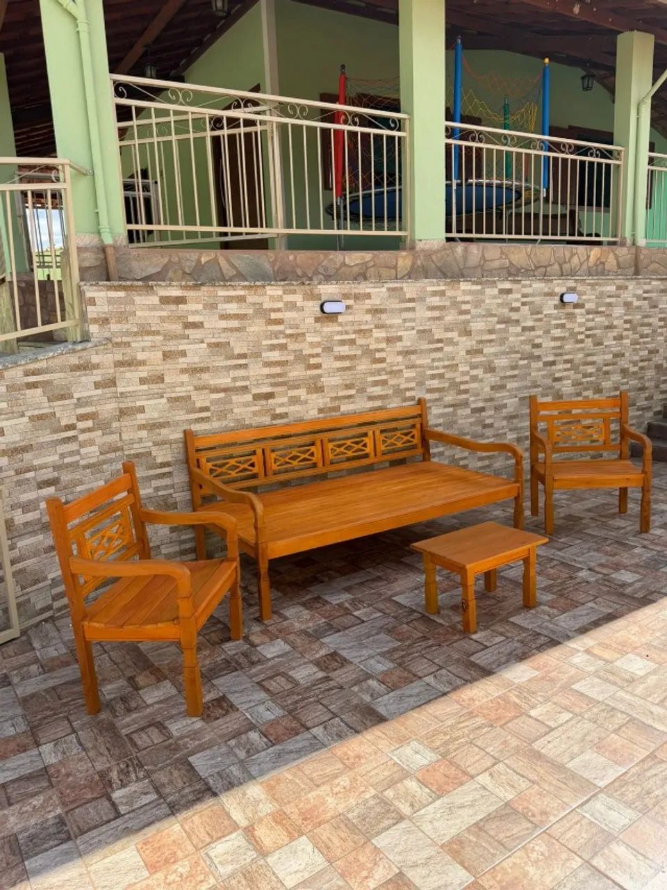 Banco Surubão Madeira Rustica + 2 Poltronas e 1 mesa de centro de brinde - Foto 2