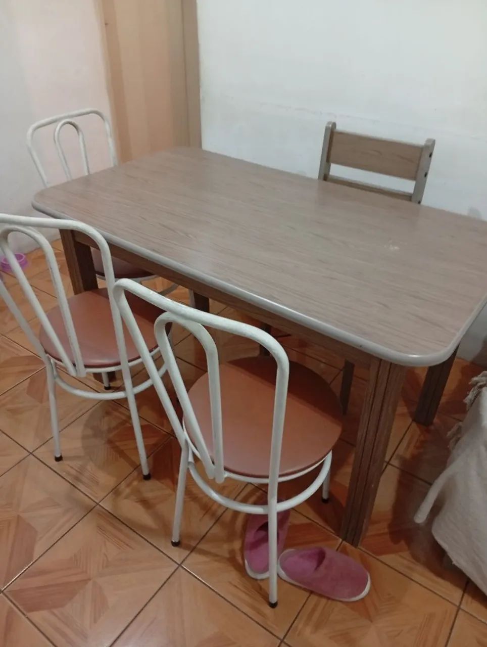Vendo mesa com três cadeiras retirar no local obs tá desmontada 