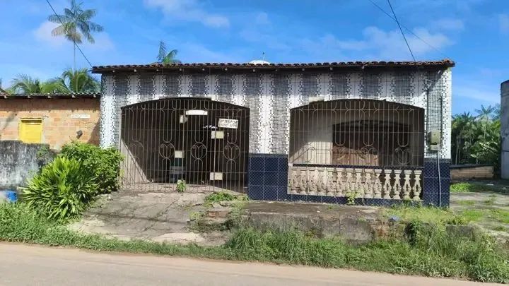 Tem apenas sala e pátio pronto 