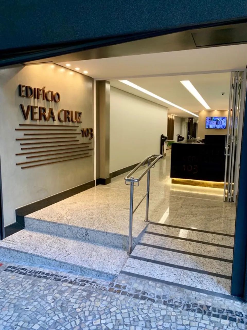 Sala ampla com 34m² e banheiro. 