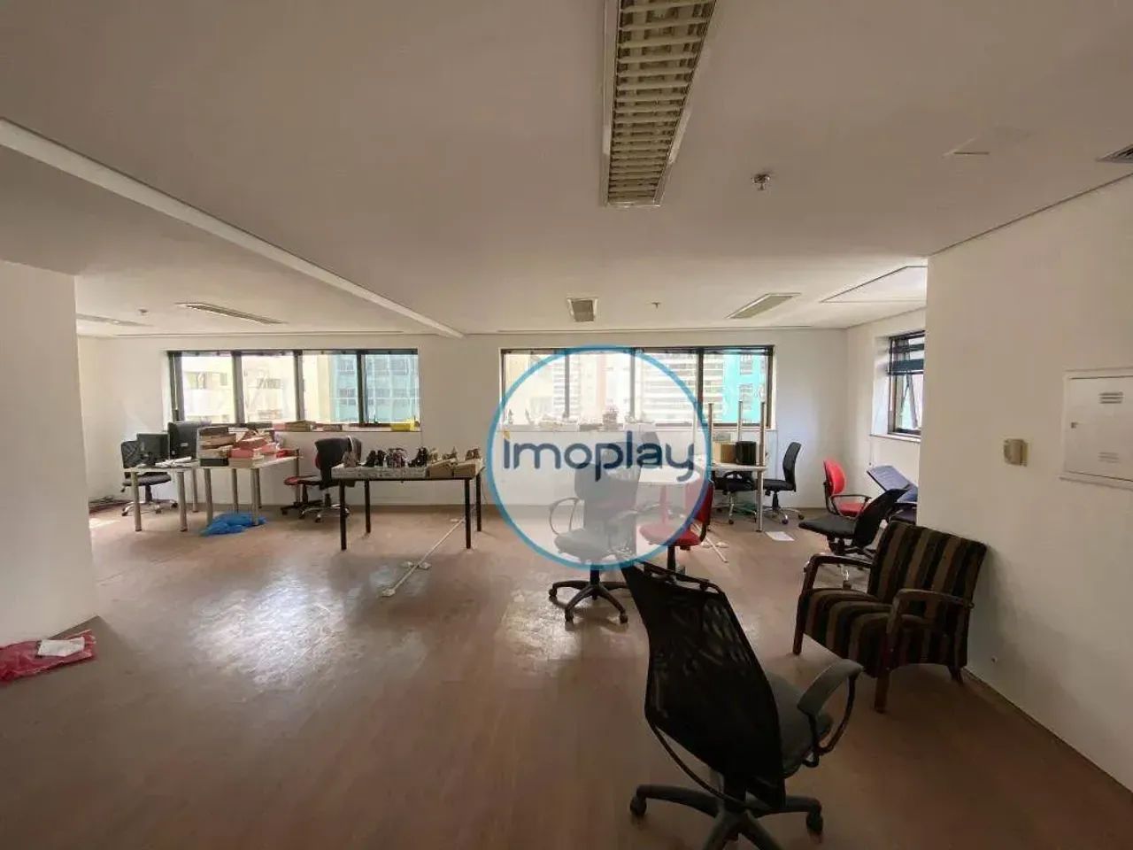 Conjunto comercial com 120m², piso laminado e 03 vagas de garagem. - Foto 3