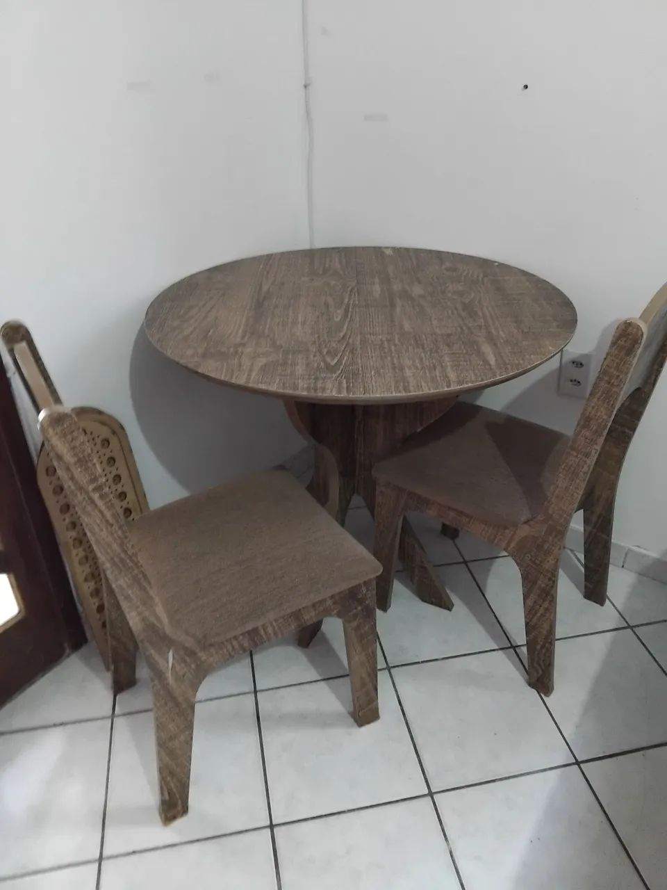 Mesa com 2 cadeiras sala  - Foto 3