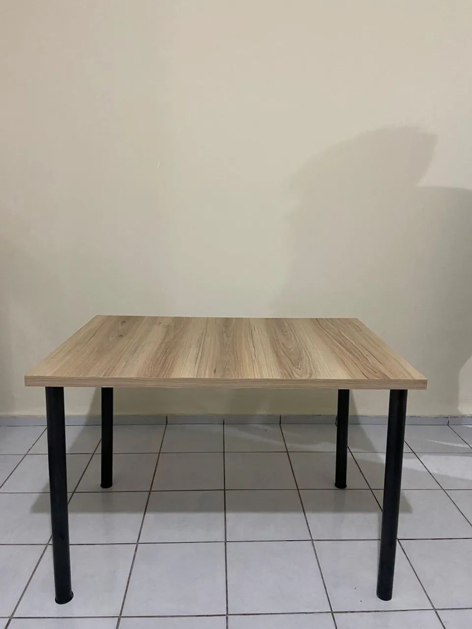 Mesa com tampo em MDF e base metálica preta