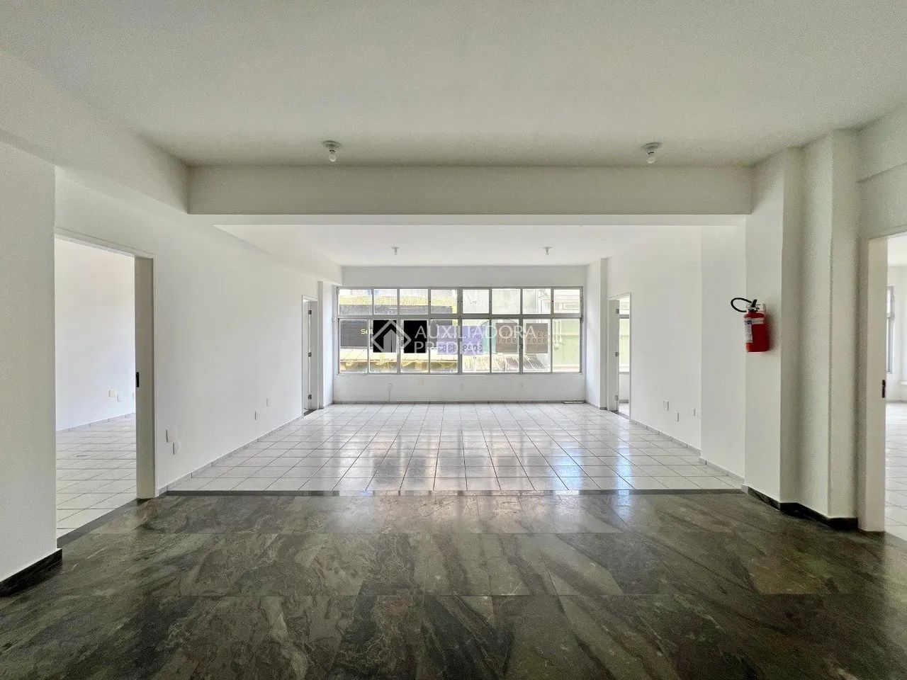 Sala comercial com 460m² e mezanino no Centro de Florianópolis