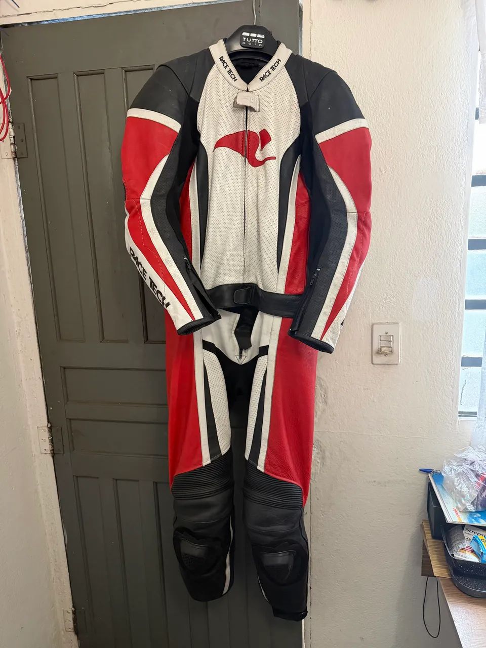 Vendo macacão de couro e bota  - Foto 2