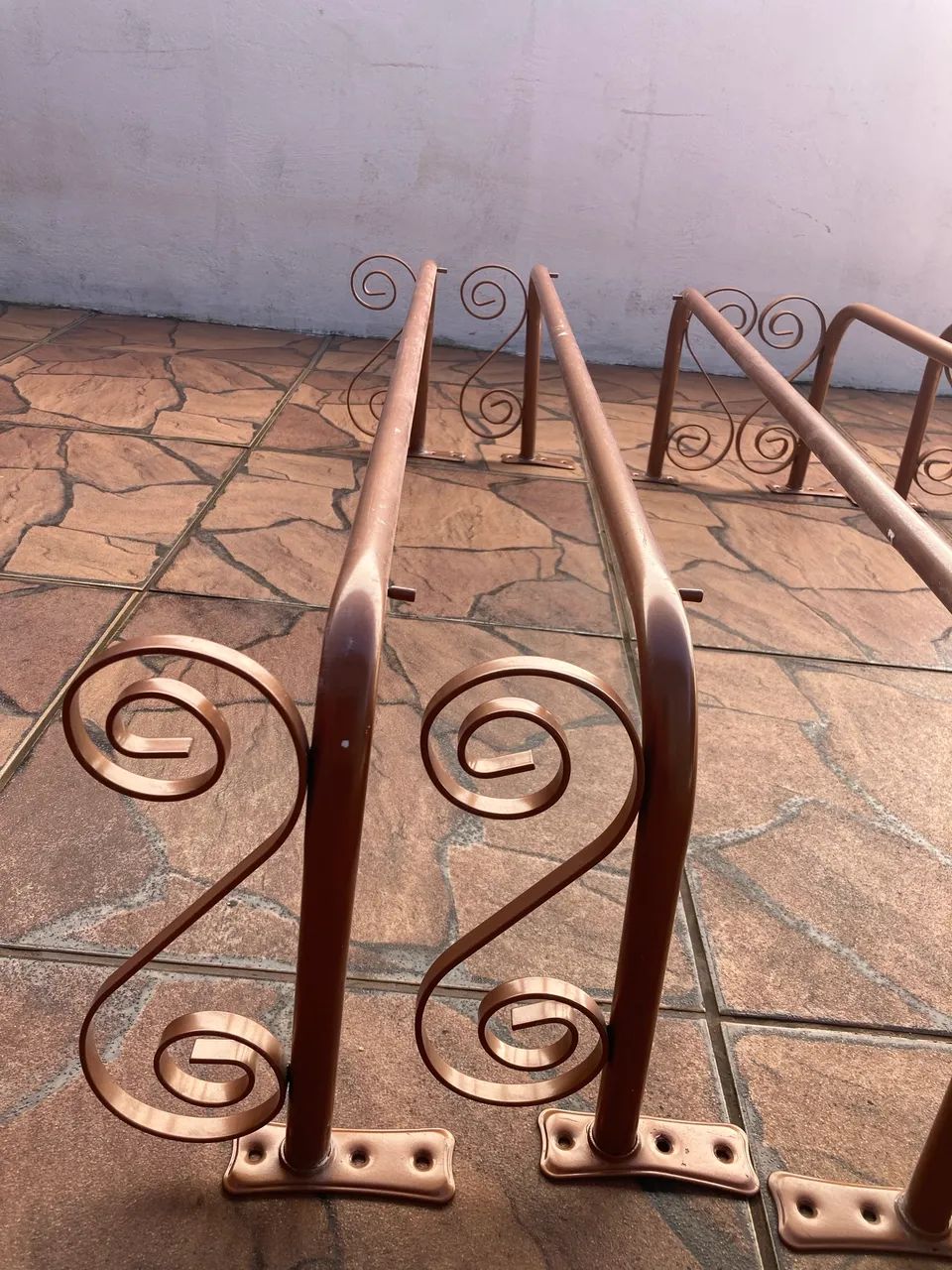 Araras de parede na cor  rosê - Foto 3