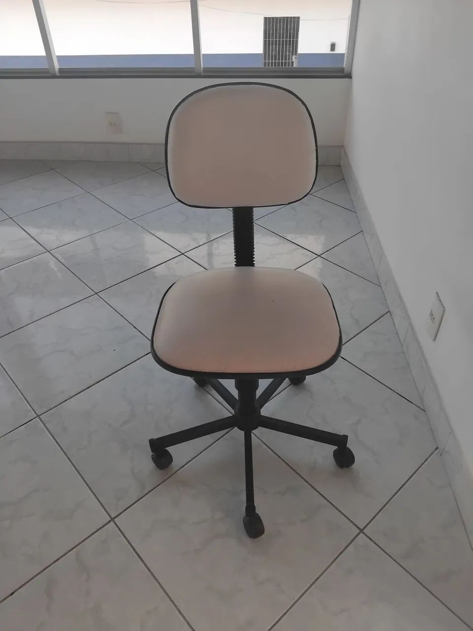 Cadeira giratória. 