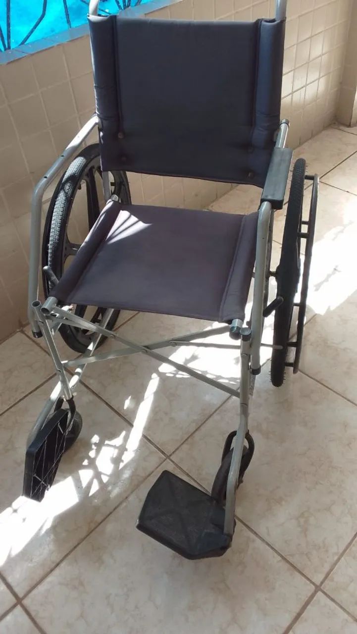 Cadeira de rodas manual em ótimo estado  - Foto 4