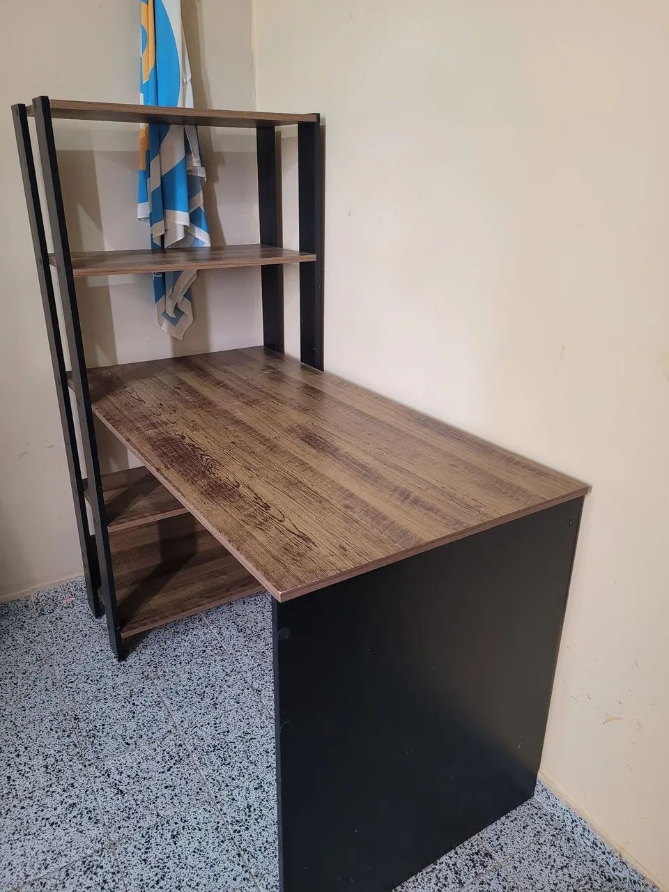 Mesa de escritório com estante - ampla e espaçosa - Foto 2
