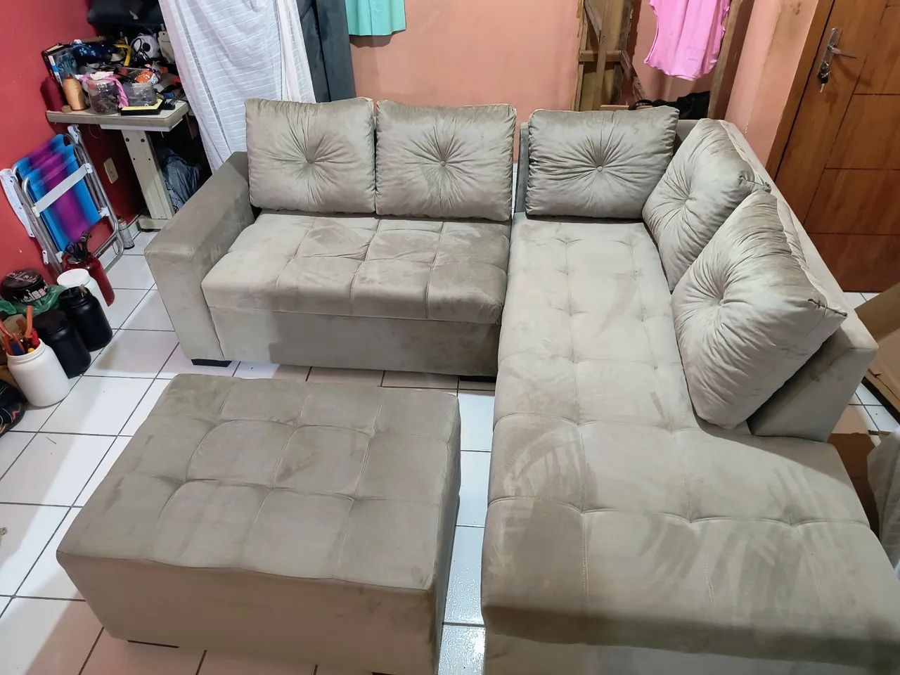 Sofá novo com chaise e puff - Foto 2