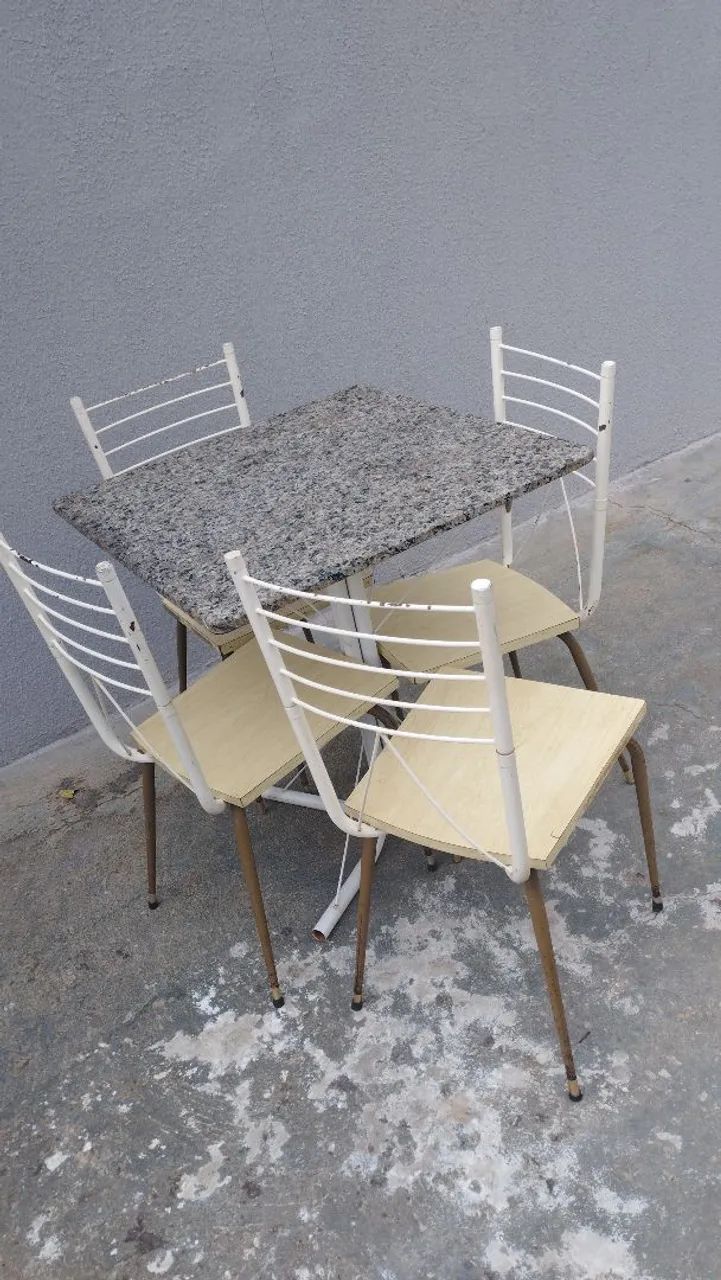 Mesa com 4 cadeiras. Entrega gratuita