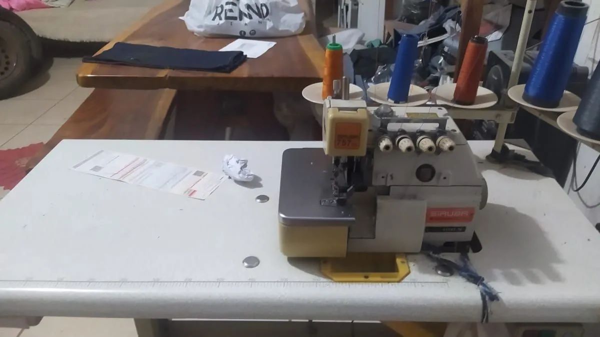 Máquina interlock siruba