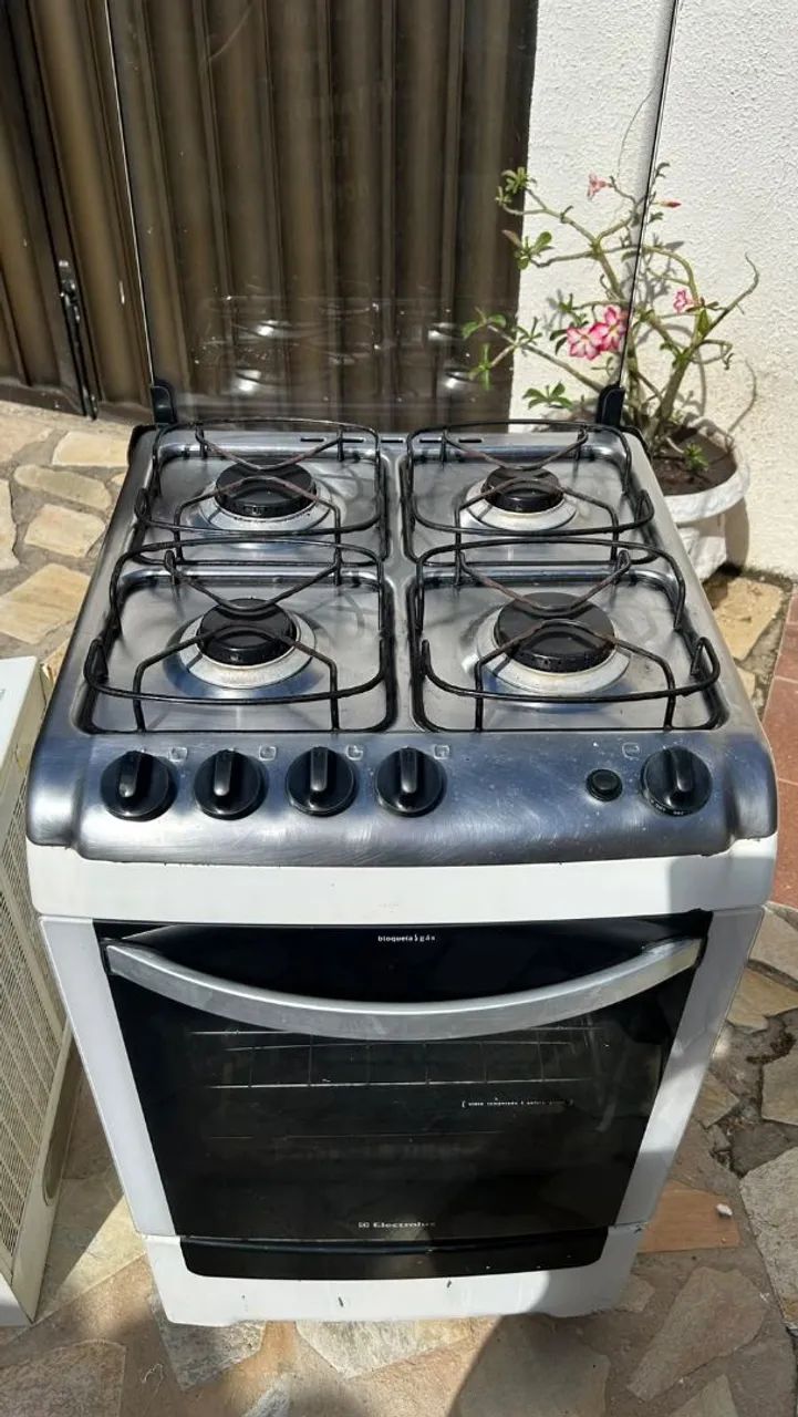 Oportunidade! Vendo fogão Eletrolux Super Chefe super conservado e exaustor de ar - Foto 2