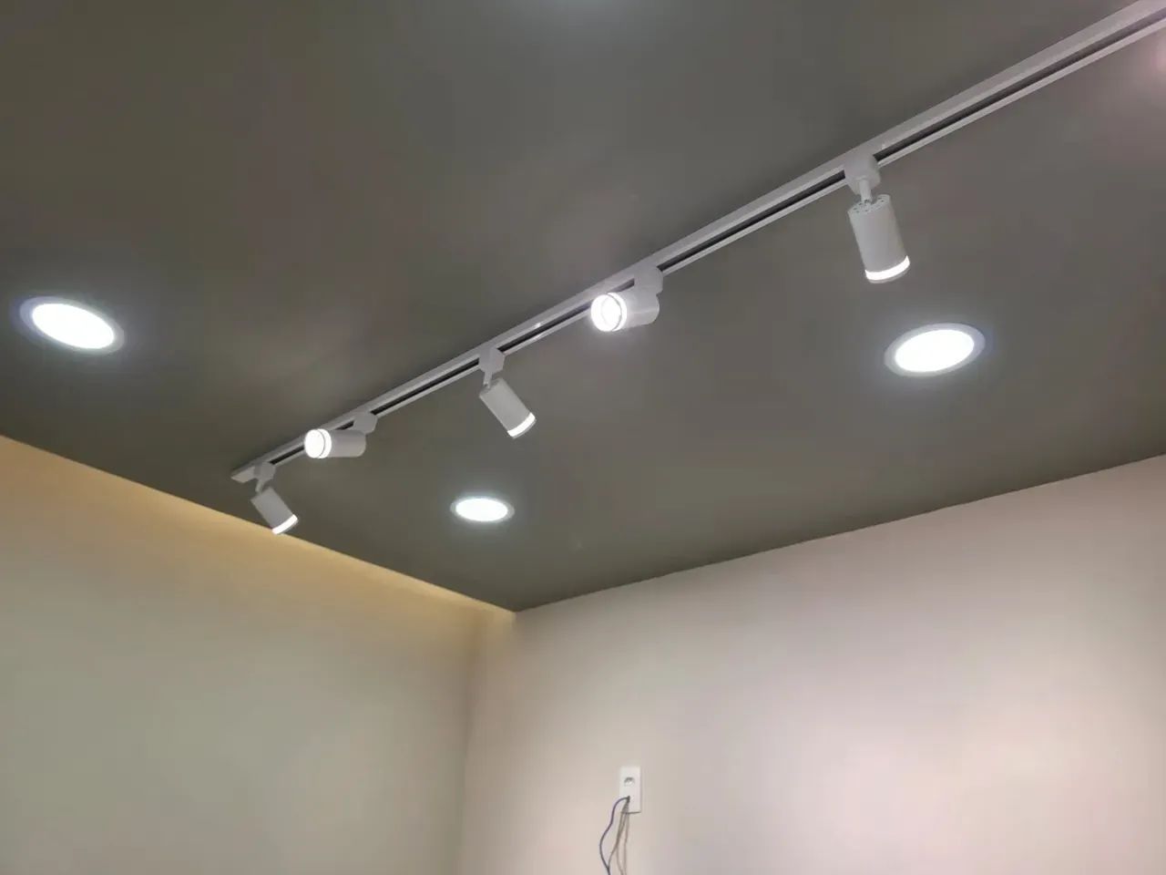 OPORTUNIDADE !!!! Excelente sala comercial (+- 30 m²), dividida em sala e antessala c/ wc  - Foto 5