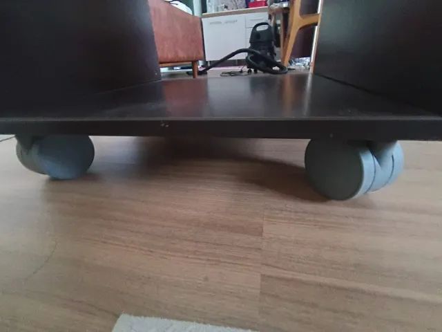 MESA DE CANTO COM VIDRO E RODINHAS  TOK STOK - Foto 2