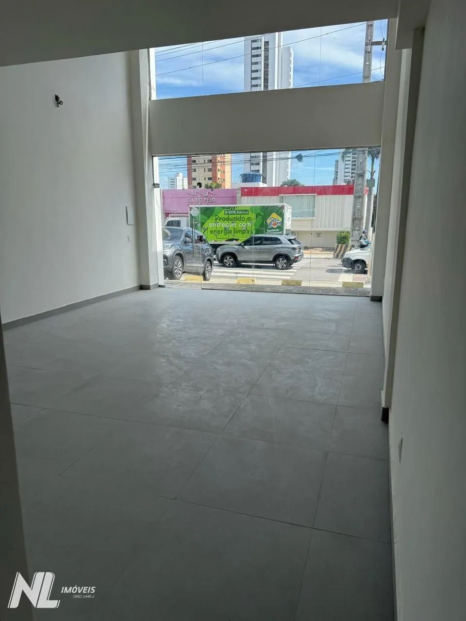 Loja em avenida movimentada com alto fluxo de clientes