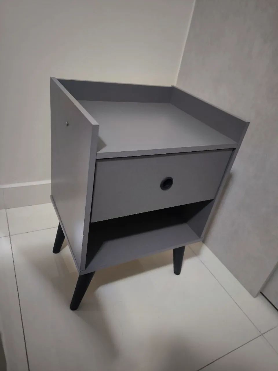 Kit 2 mesinhas de cabeceira com nicho e gaveta decore cor: cinza com detalhes preto  - Foto 3