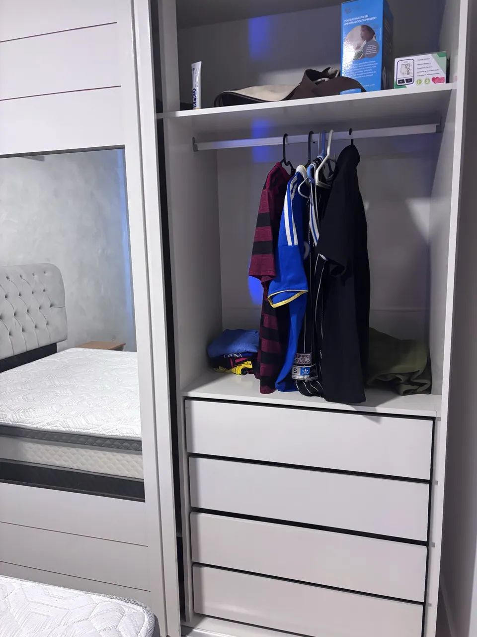 Guarda-roupas de solteiro, com duas portas e espelho - Foto 2
