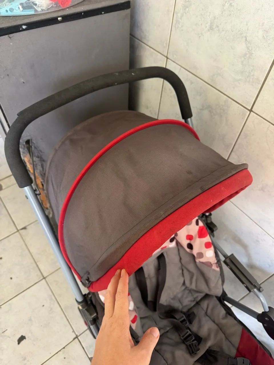 Carrinho de bebê Cosco - com bandeja e capota - Foto 3