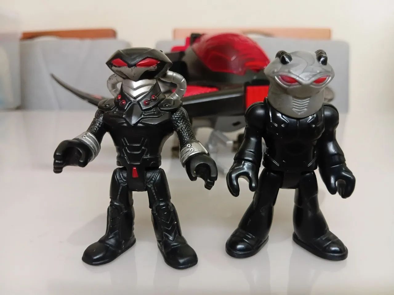Imaginext nave vilão Arraia Negra com 2 bonecos  - Foto 3