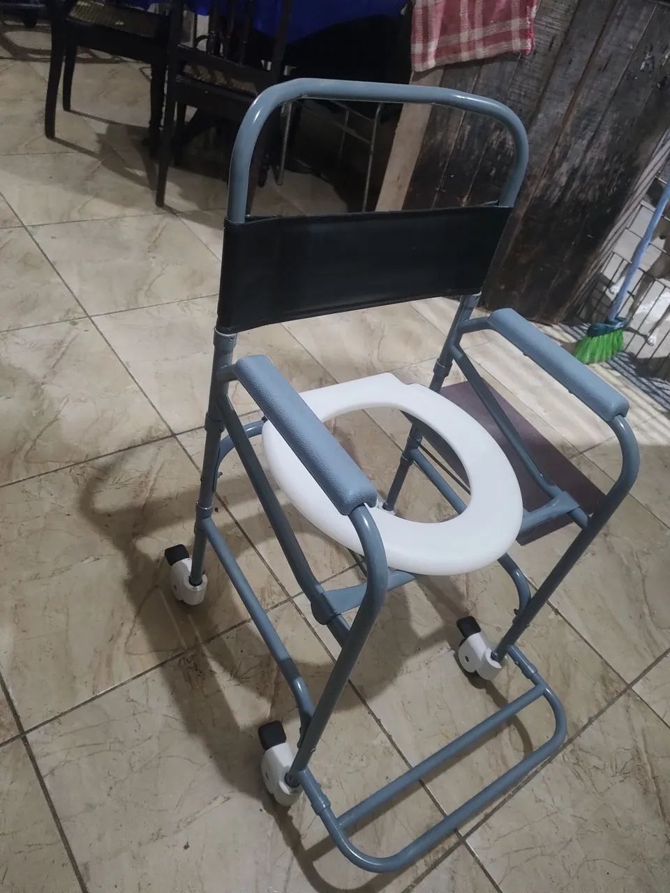 Vende se cadeira de rodas para banho - Foto 2