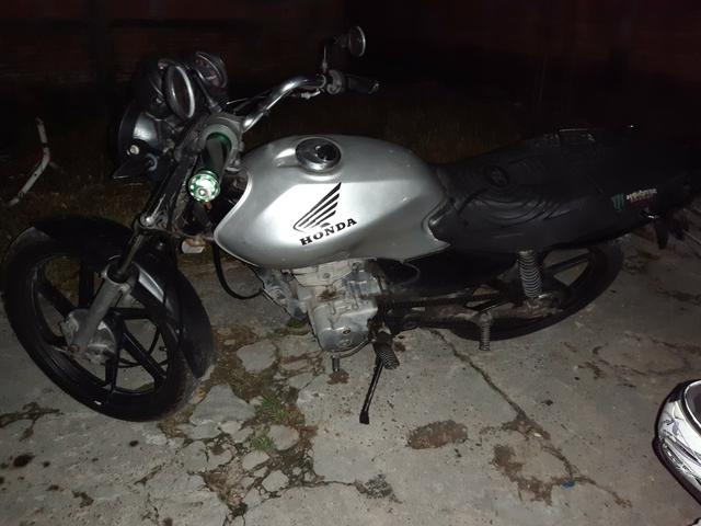 Vendo ou troco uma moto Honda 125cc ano 2002 - Foto 2