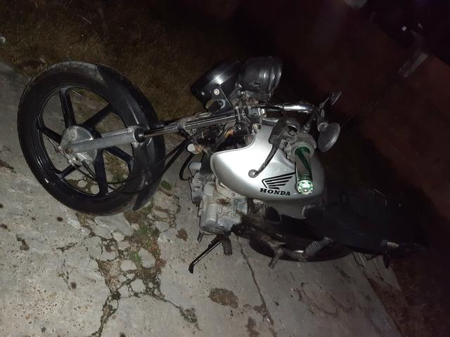 Vendo ou troco uma moto Honda 125cc ano 2002