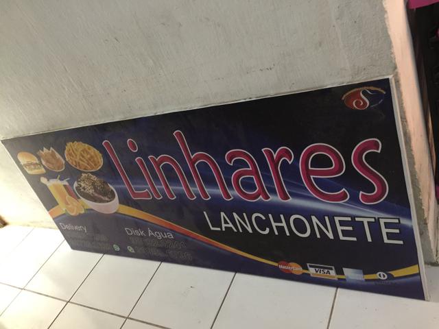 Lanche e barbearia. Carros.