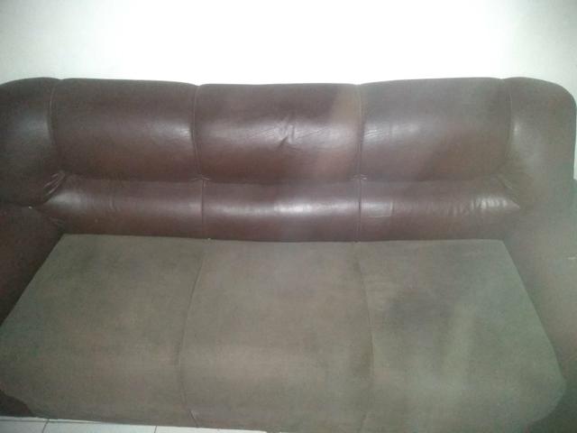Vendo sofá 3 lugares muito grande de madeira boa - Foto 2
