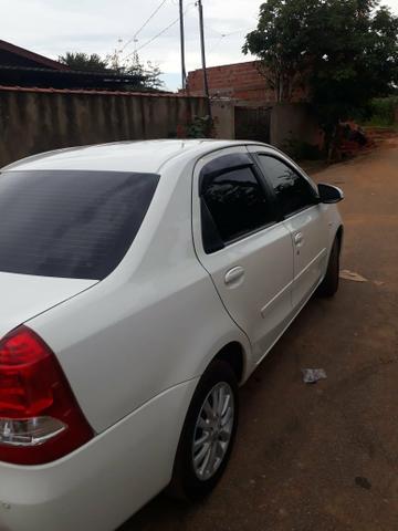 Etios sedan 1.5 completo