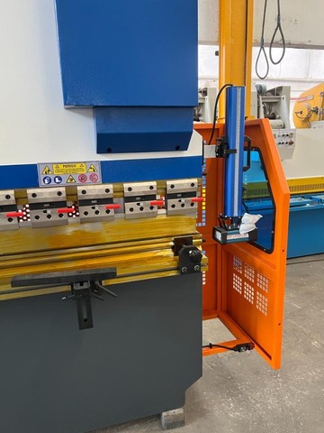 Prensa Viradeira Hidraulica Calvi 125T/3200 CNC (NOVA) - Foto 2