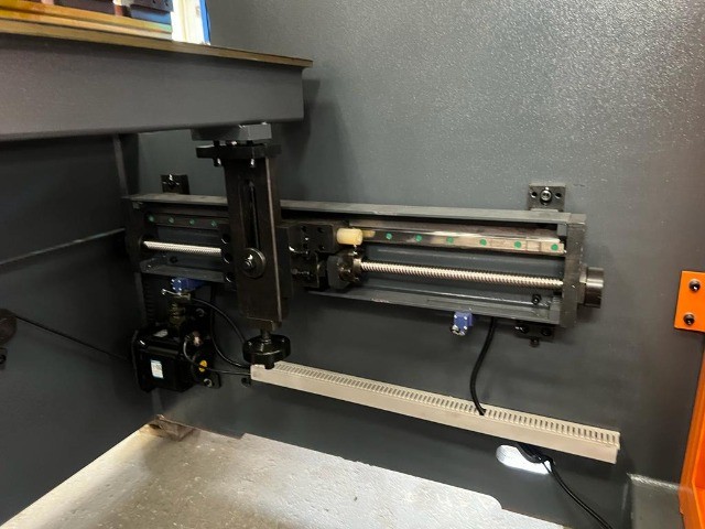 Prensa Viradeira Hidraulica Calvi 125T/3200 CNC (NOVA) - Foto 3