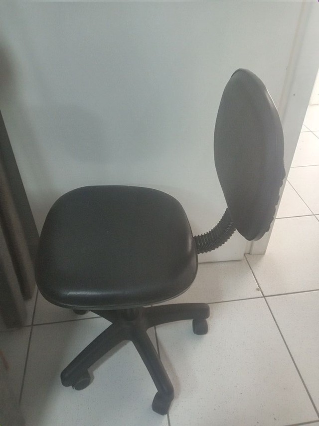 Cadeira de escritório semi nova - Foto 2