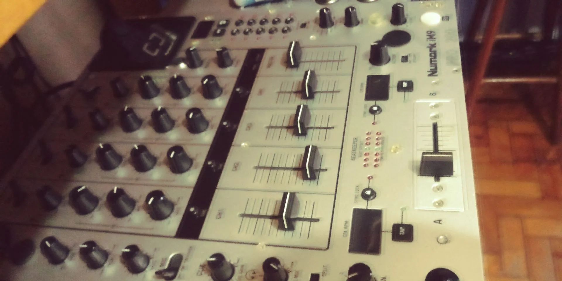 Mixer profissional NUMARK iM9 Pro 200 profissional na caixa